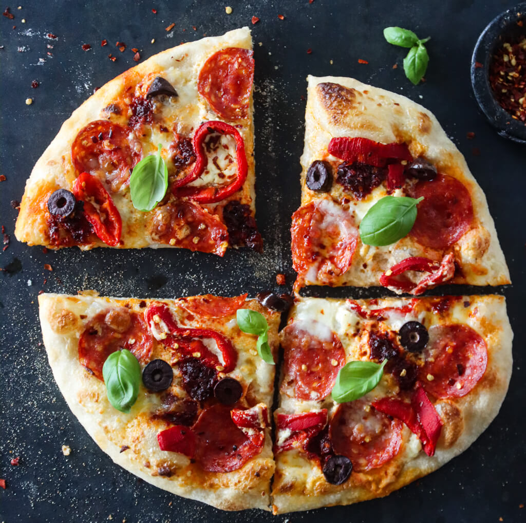 Hvit pizza med chilisalami, paprika og oliven