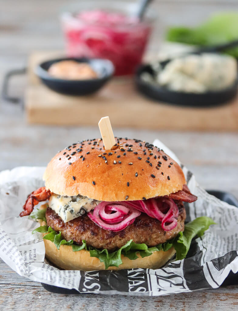 Hjorteburger med brioche, bacon og syltet rødløk