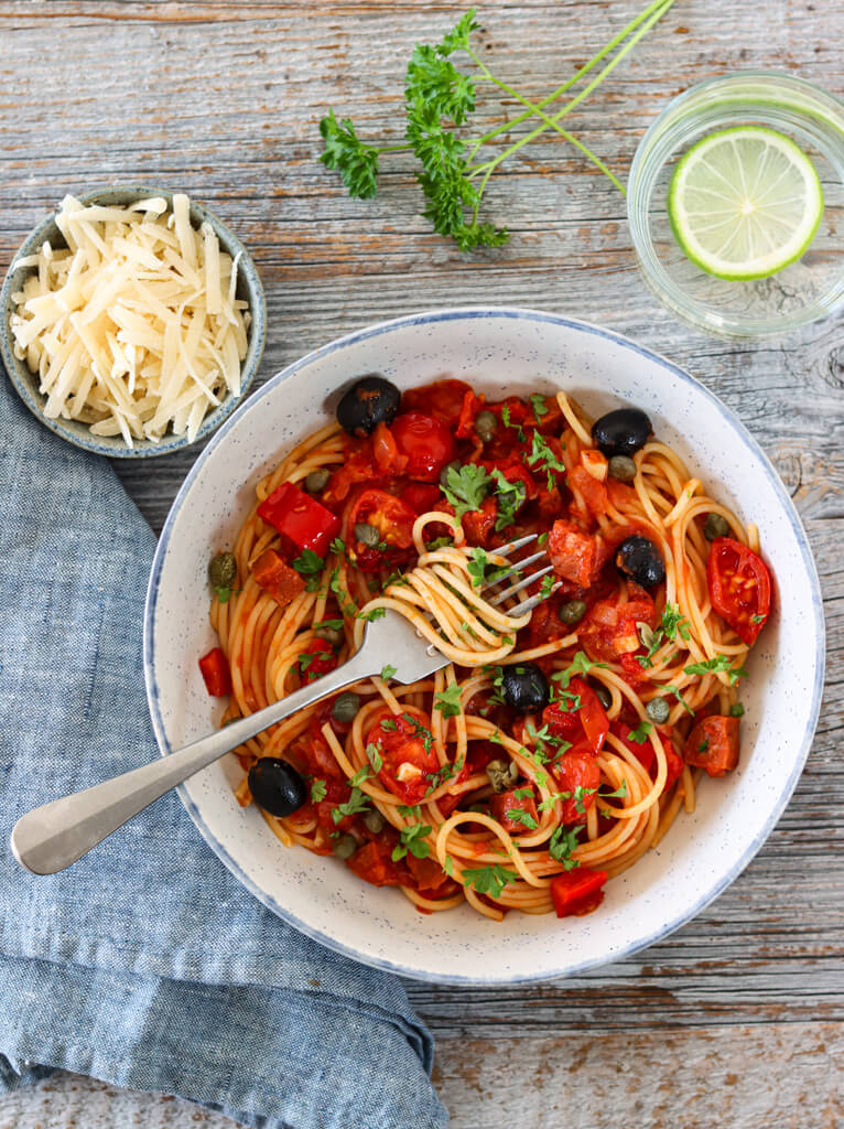 Spagetti med chorizo, paprika og oliven