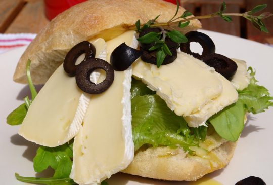 Image: Lune ciabatta med brie og oliven