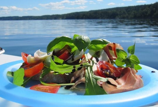 Image: Lunsj på bøljan blå – Tomat- og mozzarellasandwich med parmaskinke