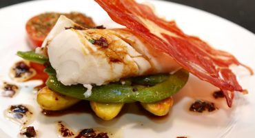 Image: Torsk med chilismør, sukkererter og sprøstekt parmaskinke