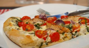 Image: Hvit pizza med kylling, cherrytomater, mozzarella og basilikum