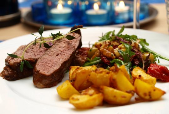 Image: Lammefilet med sennepsbakte poteter og olivensalat