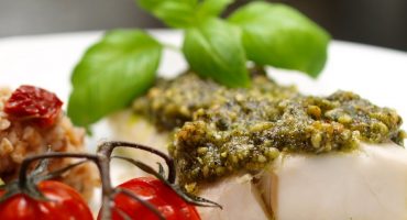 Image: Pestogratinert torsk med tomat, squash og byggris