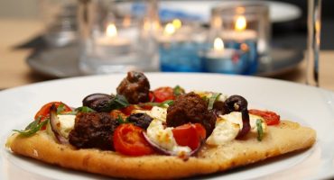 Image: Gresk pizza med kjøttboller, tomater, oliven og feta