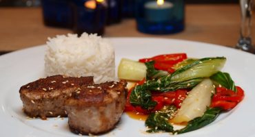 Image: Svinemedaljonger og pak choy med hoi sin-saus