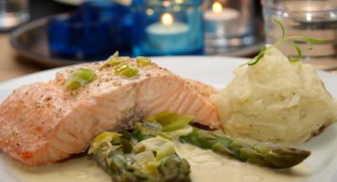 Image: Dampet laks med vårløksaus og potet- og sellerirotpurè