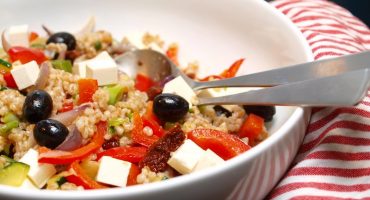 Image: Lun speltsalat med tomat, oliven og feta