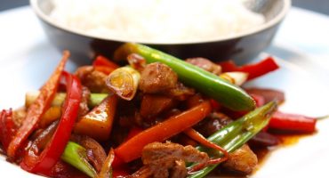 Image: Wok med svinekjøtt, paprika, eple og vårløk