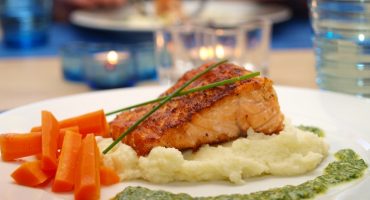 Image: Grillet laks med blomkålpurè, appelsinkokte gulrøtter og persillepesto