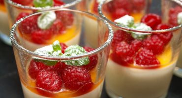 Image: Syrlig panna cotta med bringebærsalat