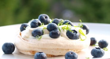 Image: MINIPAVOLA MED LIMEKREM OG BLÅBÆR