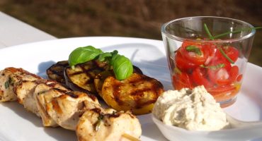 Image: Marinerte kyllingspyd med tomatsalsa, grillede grønnsaker og fetakrem