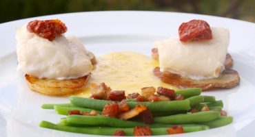 Image: Ovnsbakt torsk med aspargesbønner, bacon og pepperrotsaus