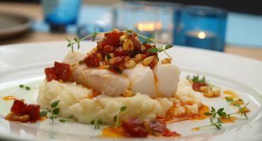 Image: TORSK MED CHORIZOSALSA, ASPARGES OG BLOMKÅLPURÈ