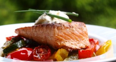 Image: Pannestekt laks med ovnsstekte grønnsaker og créme fraîche