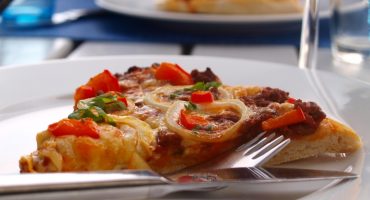 Image: Hje-je-je hjemmelaget pizza med kjøttdeig, løk og ost