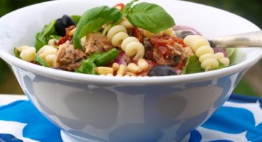 Image: Pastasalat med tunfisk, spinat, tomat og kapers