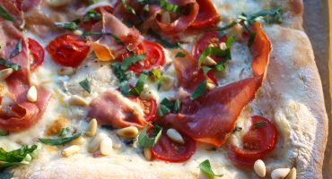 Image: Hvit pizza med skinke, mozzarella, blåmuggost og pinjekjerner