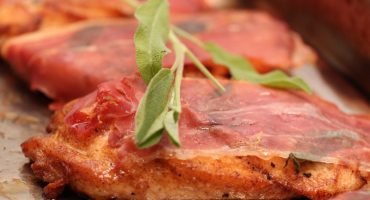 Image: Saltimbocca av kylling, med tomatrisotto og gremolata