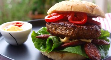 Image: Spansk burger med chorizo, grillet paprika og chiliaïoli