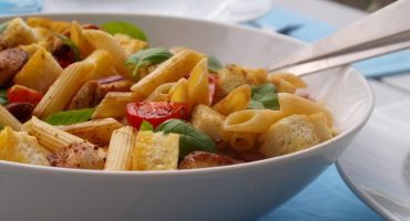 Image: Pastasalat med kylling, tomat og brødkrutonger