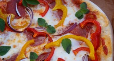 Image: Speltpizza med pepperoni, paprika og oregano