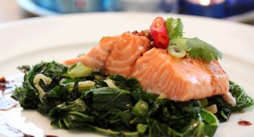 Image: Ovnsbakt ørret med teriyakisaus og grønnkålsalat