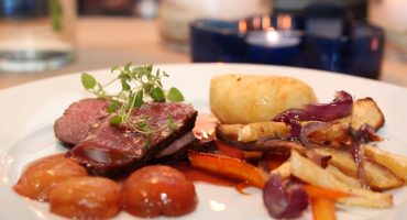 Image: Hjortefilet med plommer, glaserte rotgrønnsaker og rødvinsaus