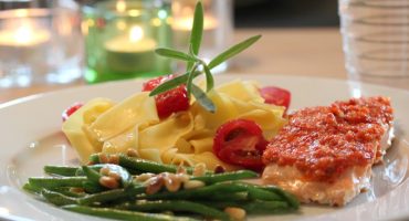 Image: En glad laks med chilipesto og aspargesbønner