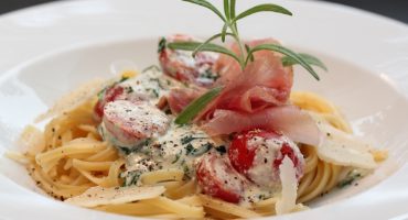 Image: Pasta med spinat, ricotta, skinke og tomat