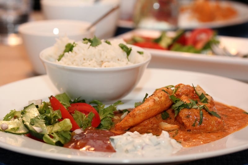 Kylling Tikka Masala med raita og nanbrød