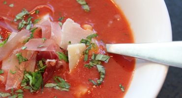 Image: Tomatsuppe med pasta, skinke og parmesan