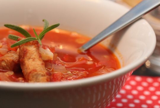 Image: Linsesuppe med strimlet svinekjøtt og pestotortillas