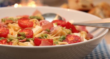 Image: Pasta med skinke, tomat, mozzarella og pesto