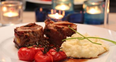 Image: Parmasurret svinefilet med balsamicosjy, ovnsbakte tomater og sellerirotmos