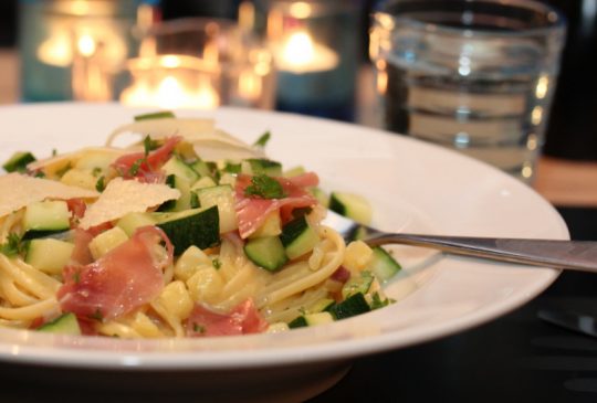 Image: Spaghetti med squash, skinke og parmesan