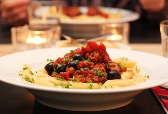 Image: «Pasta alla puttanesca» med kjøttboller