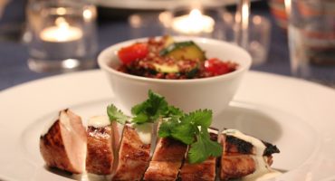 Image: Honning- og soyamarinert kylling med rød quinoa og rømmedressing