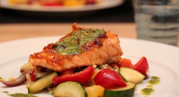 Image: Laks med provencegrønnsaker, bulgur og pistou