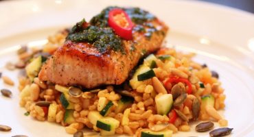 Image: Laks med lun bulgursalat og basilikumolje