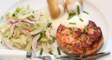 Image: LAKSEBURGER MED FENNIKELSALAT OG SITRONDRESSING