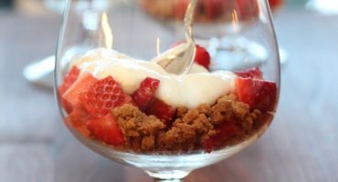 Image: Jordbær med syrlig sjokoladekrem og crumble