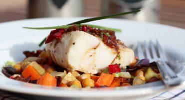 Image: Torsk med ovnsbakte rotgrønnsaker, kikerter, bacon og chilismør