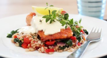 Image: Laks med perlespelt, spinat, paprika og sitronkrem