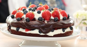 Image: SJOKOLADEFESTKAKE MED FRISKE BÆR