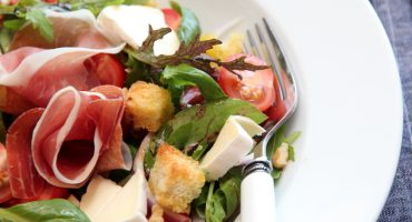 Image: Sommersalat med skinke, nektariner, valnøtter og krutonger