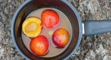 Image: Appelsinmarinerte nektariner med honningkrem