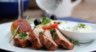 Image: Grillet svinefilet med grillede poteter, tomatsalat og tzatziki